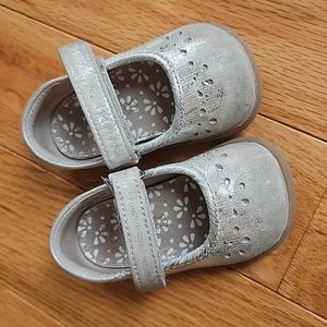 Silver See Kai Run Mary Jane girls dress shoe, size 4